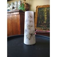 Старинная ваза, Франция, матовое молочное стекло, ручая разрисовка, авторские надписи, высота 23 см.