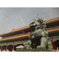 Открытка прошедшая почту. Китай. Китайский лев на фоне дворца.