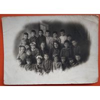 Фото группы детей и воспитателей детского сада. 1940-е 12х16 см