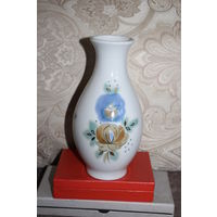 Фарфоровая ваза, времён СССР, высота 22.5 см., без сколов и трещин, есть мелкие заводские дефекты.