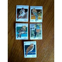 Сборный лот. Птицы. 4 марки Республики Гвинея (1995) и 1 марка Камбоджи (садовая овсянка) (1997)