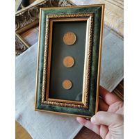 Декоративное панно из монет мира  "Французские петушки"