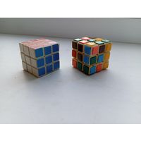 Кубик рубика брелок 3*3 см , ушко отломлено , второй тоже 3*3 см
