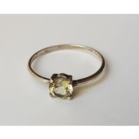 Нежное кольцо с кристаллом. Размер 17