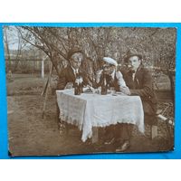 Фото. Сообразили на троих. 1920-30 г. 7х9.5 см