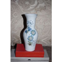 Фарфоровая ваза времён СССР, высота 21 см., без сколов и трещин.