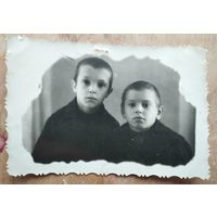 Фото двух мальчиков. 1950-е. 6х8.5 см.