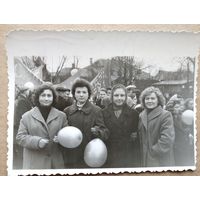 Фото девушек на демонстрации. Гродно. 7 ноября 1959 г. 8.8х11.5 см