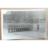 Фото построения курсантов военного училища (КВАУЛДА?). 1950-е. 10х15 см.