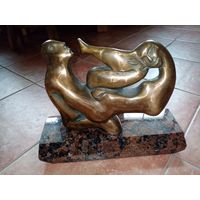 Авторская работа, статуя "Влюбленные", бронза мрамор, в27см, длина 35см.,глубина 15.5см. очень тяжелая кг 5-8