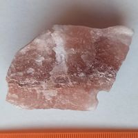 Каменная розовая соль. Соляной кристалл