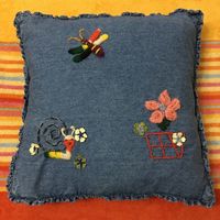 Подушка декоративная диванная ручная работа     Джинс Вышиты улитка бабочка цветок в Кашпо