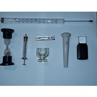 Лабораторный инструмент шприц , лупа ,  пестик , термометр, часы песочные