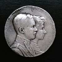 Настольная серебряная медаль в честь бракосочетания принца Эрнста Августа и принцессы Виктории Луизы. 1913 год.