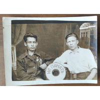 Фото двух парней. Знак. 1938 г. 9х12 см