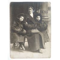 Фото женщины с детьми. 1914 г. 9х12 см.
