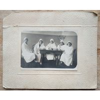 Фото медицинских сестер. На паспарту. 1920-е. 7.5Х11 (15х18) см