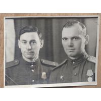Фото двух офицеров с наградами. 8х11 см.