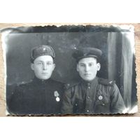 Фото двух военных с медалями. 6х8 см