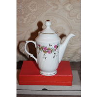 Фарфоровый чайничек из сервиза, времён СССР, Рига, без сколов и трещин.
