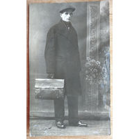 Фото мужчины с портфелем. 1934 г. 8х13.5 см