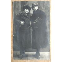 Фото двух женщин. 1927 г. 8.5х13 см.