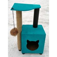 Добротный домик с игрушкой для кота.