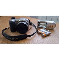 Фотоаппарат ОLYMPUS SP - 600 UZ. Исправен. Комплект. Без флешки, только адаптер. Крышка в отсек батареек держит, но один зацеп сломан. Все на фото!