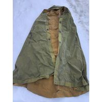 Прочная советская  накидка из непромокаемой резины на специальных застёжках-использовать можно как плащ-палатку