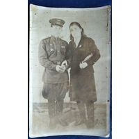 Фото военного с наградами и женщины.