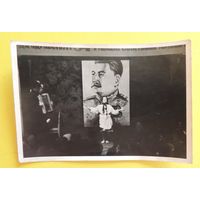 Фото "Частушки на фоне Сталина"
